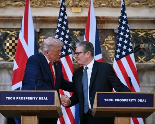 Donald Trump Turns Fire on Putin and Praises UK in Press Conference with Starmer